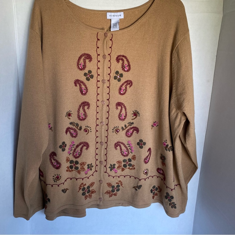 Avenue women’s 26/28 button-up long sleeve sweater embroidered design Vtg tan